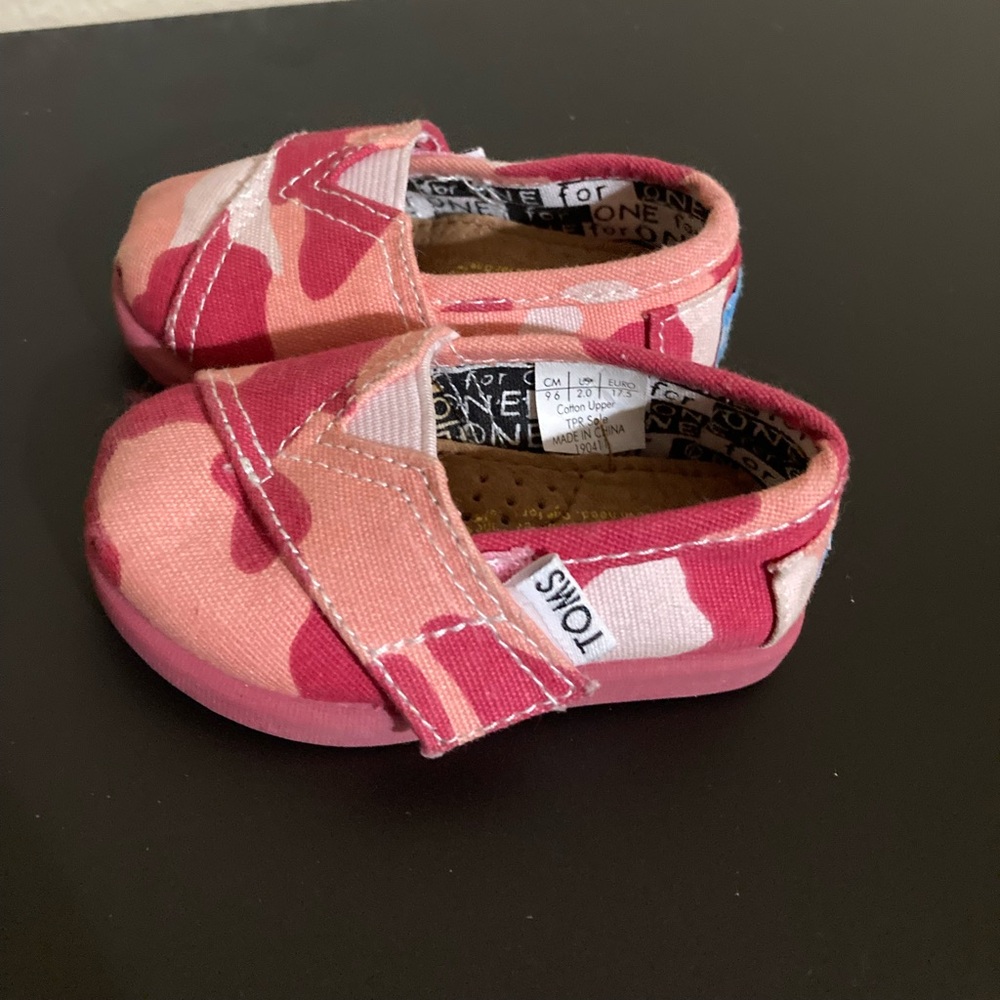 Baby girl toms shoe